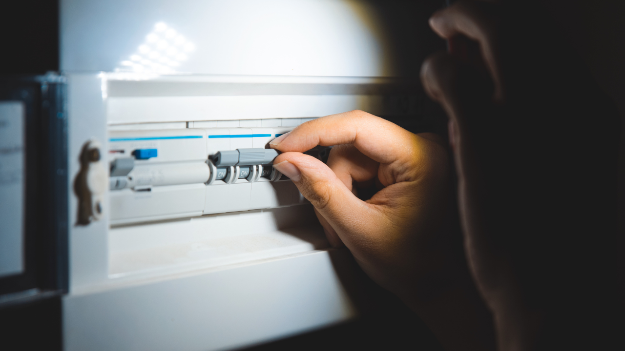 Commercial electrician responding to an emergency electrical services call